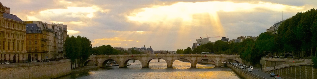 Vue de Paris depuis le Pont au Change, la Conciergerie Ã  gauche